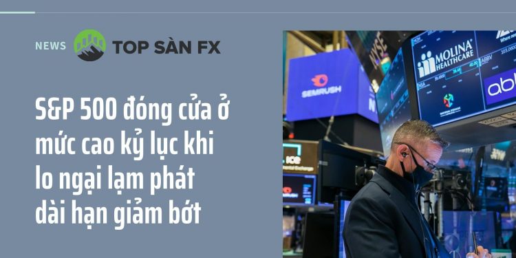 S&P 500 đóng cửa ở mức cao kỷ lục khi lo ngại lạm phát dài hạn giảm bớt