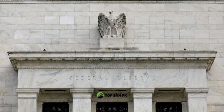 Fed quyết định tăng lãi suất, giảm mua trái phiếu sớm