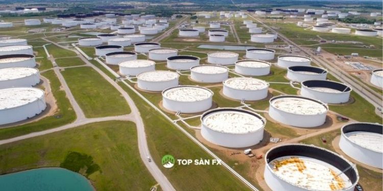 Dầu giảm giá sau đợt bùng nổ, ngành năng lượng khủng hoảng