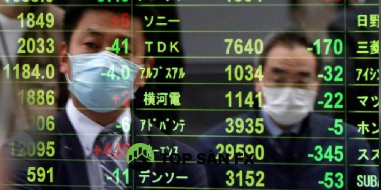 Cổ phiếu trượt giá khi biến thể COVID-19 mới khiến nhà đầu tư sợ hãi