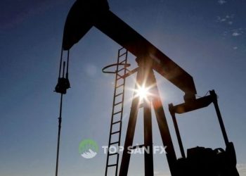 Giá dầu giảm 2% do biến thể Omicron