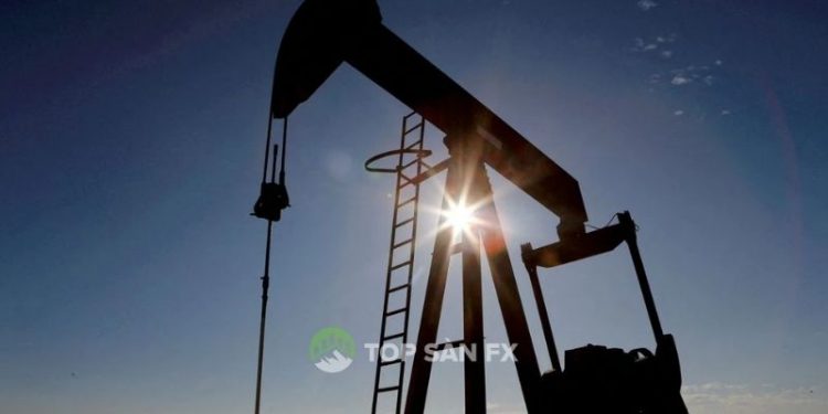 Giá dầu giảm 2% do biến thể Omicron