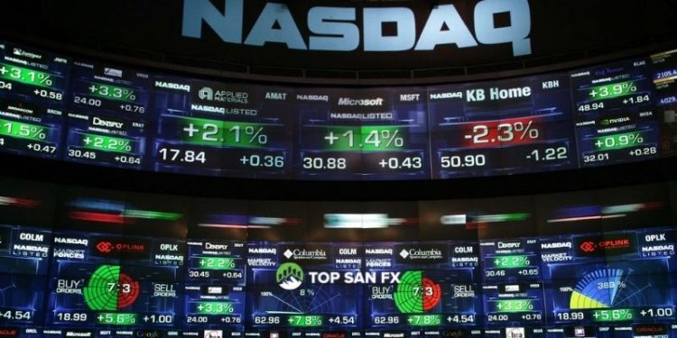 Dầu nhảy vọt, chứng khoán giảm khi Nga tiến lên Ukraine