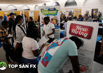 Người Mỹ làm nhiều việc cùng lúc để có tiền đổ xăng