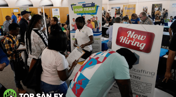 Người Mỹ làm nhiều việc cùng lúc để có tiền đổ xăng