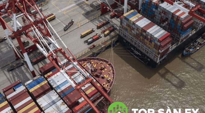 Thặng dư thương mại Trung Quốc vượt mốc 100 tỷ USD