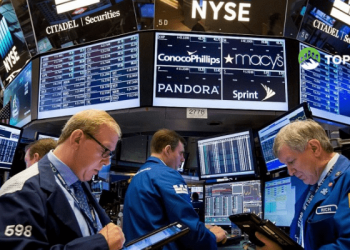 Fed nâng lãi suất, chứng khoán mỹ giảm