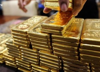 Vàng thế giới trượt dài giảm hơn 1% xuống mốc 2,030 USD