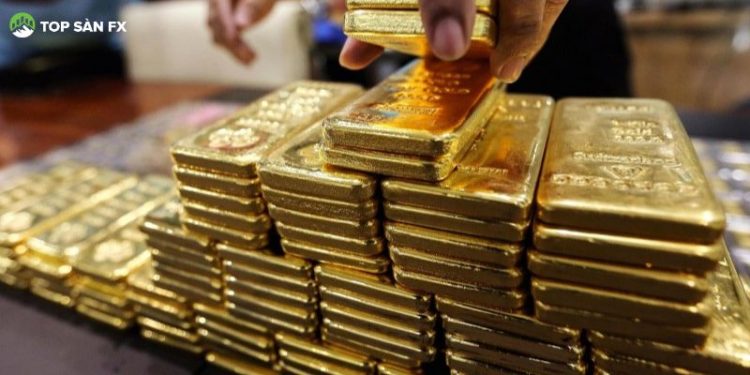 Vàng thế giới trượt dài giảm hơn 1% xuống mốc 2,030 USD