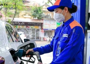 Giá xăng RON 95 vượt ngưỡng 20.000 đồng một lít