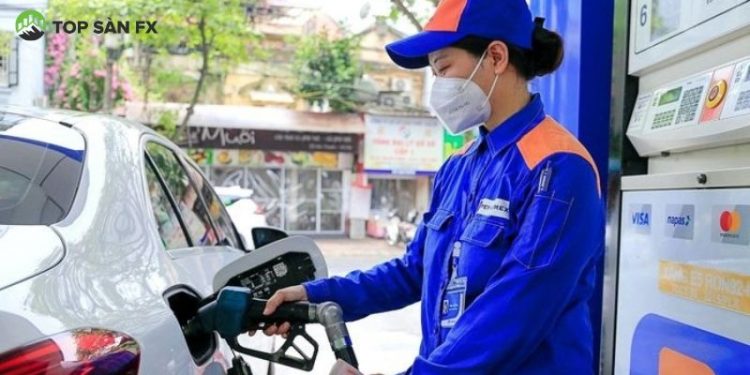 Giá xăng RON 95 vượt ngưỡng 20.000 đồng một lít