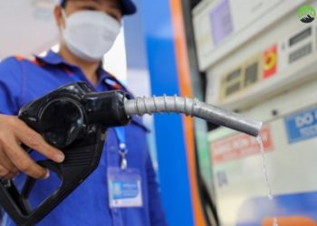 Giá xăng hôm nay giảm xuống mức thấp nhất trong 4 năm