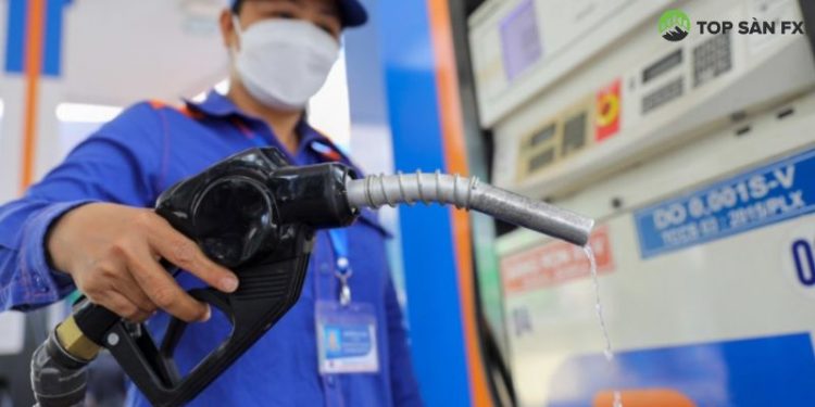 Giá xăng hôm nay giảm xuống mức thấp nhất trong 4 năm