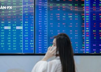 VN-Index chìm trong sắc đỏ khi rơi tự do mất hơn 80 điểm