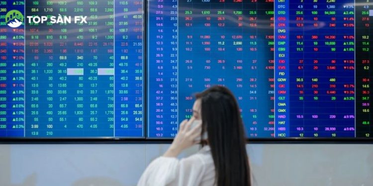 VN-Index chìm trong sắc đỏ khi rơi tự do mất hơn 80 điểm