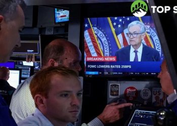 Dow Jones đóng cửa tăng 250 điểm, S&P 500 giảm nhẹ sau khi Fed thực hiện cắt giảm lãi suất như dự báo
