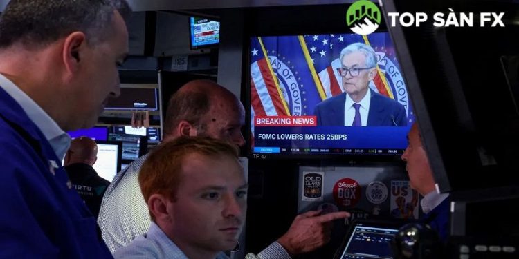 Dow Jones đóng cửa tăng 250 điểm, S&P 500 giảm nhẹ sau khi Fed thực hiện cắt giảm lãi suất như dự báo