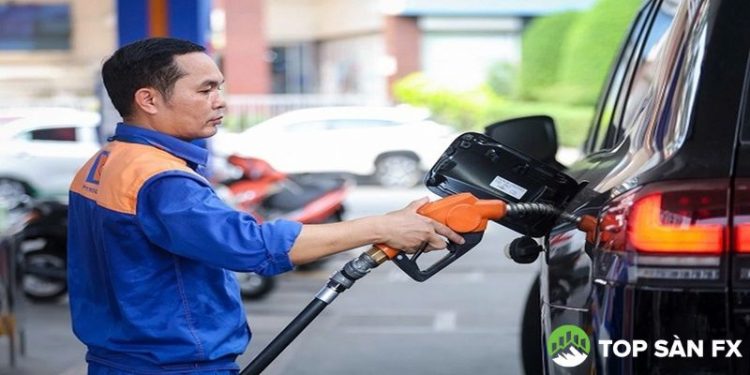 Giá xăng hôm nay 27/3: Xăng RON 95-III giảm xuống 24.000 đồng/lít