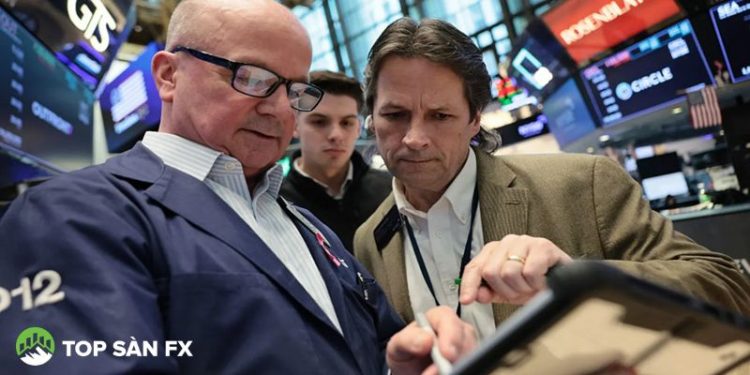 Chứng khoán Mỹ lại lập đỉnh mới dù giá dầu vượt 100 USD/thùng